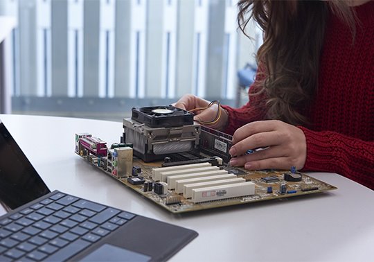 Més de 600 estudiants de secundària fan pràctiques als laboratoris de l’ETSE-UV